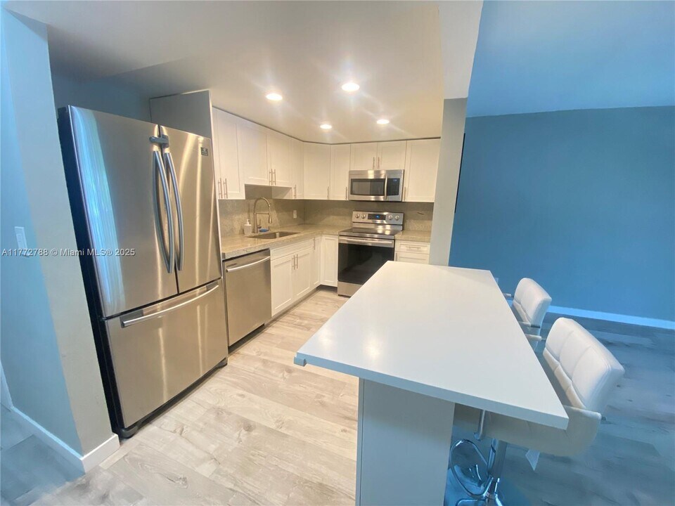 200 Galen Dr in Key Biscayne, FL - Building Photo