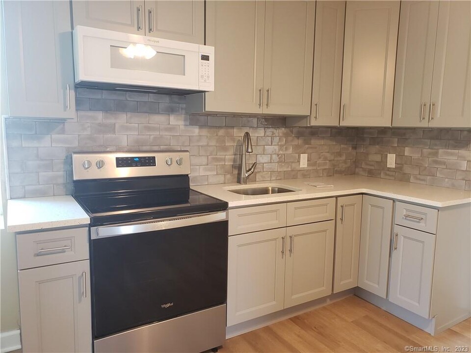 20 Bennett Ave in Waterbury, CT - Building Photo
