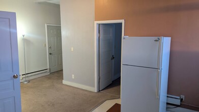 60 N Main St in Three Rivers, MI - Foto de edificio - Building Photo