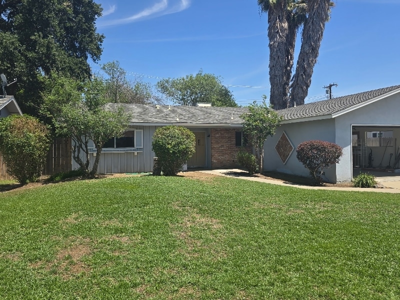 240 N Bollinger St in Visalia, CA - Building Photo