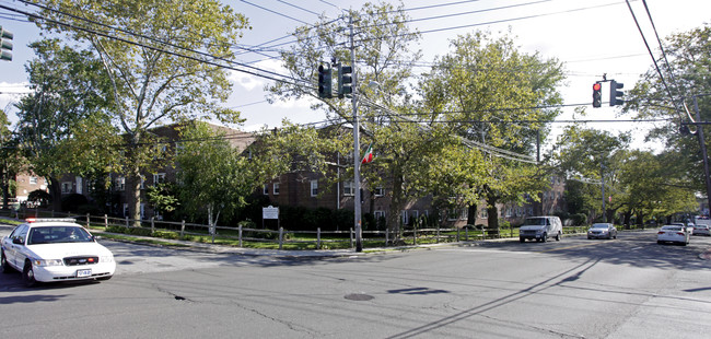 Crestwood Manor in Eastchester, NY - Foto de edificio - Building Photo