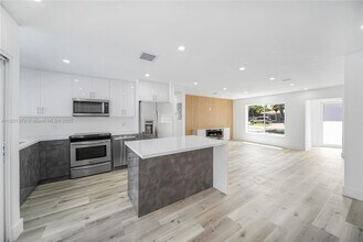2001 NW 33rd St in Oakland Park, FL - Building Photo - Building Photo