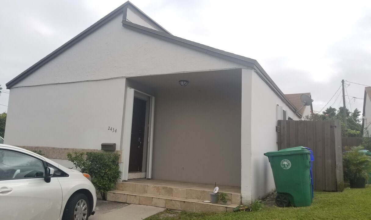 2434 NW 11th St in Miami, FL - Building Photo