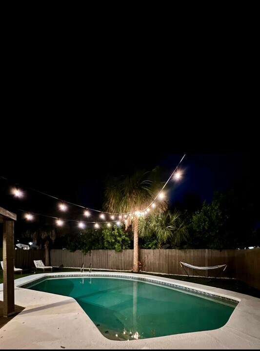 4513 W Rogers Ave in Tampa, FL - Building Photo