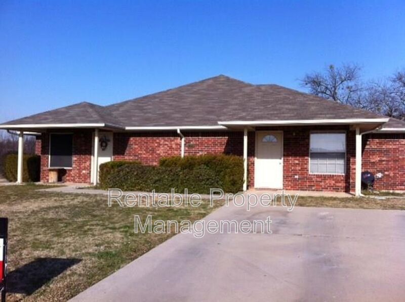 1007 Turkey Creek Ct in Bridgeport, TX - Building Photo