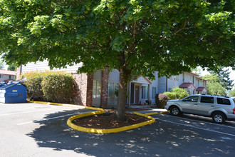 Carriage Apartments in Salem, OR - Building Photo - Building Photo