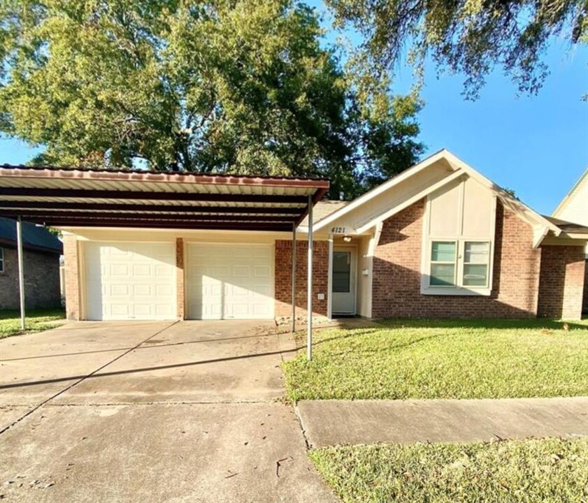 4121 Gallant Fox Dr in Pasadena, TX - Building Photo