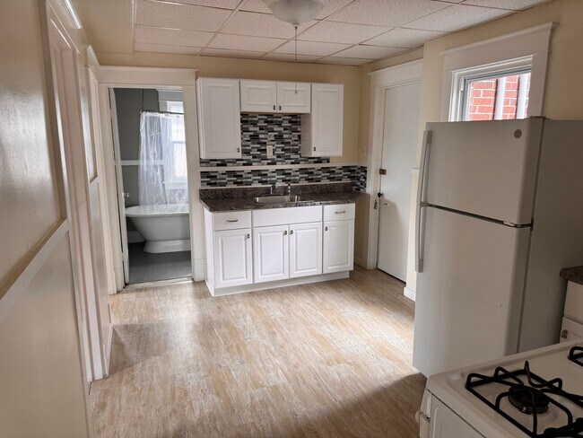 9 Delwood Rd-Unit -9 Delwood Upper in Kenmore, NY - Building Photo - Building Photo