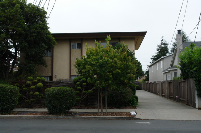 620 N Claremont St in San Mateo, CA - Foto de edificio - Building Photo