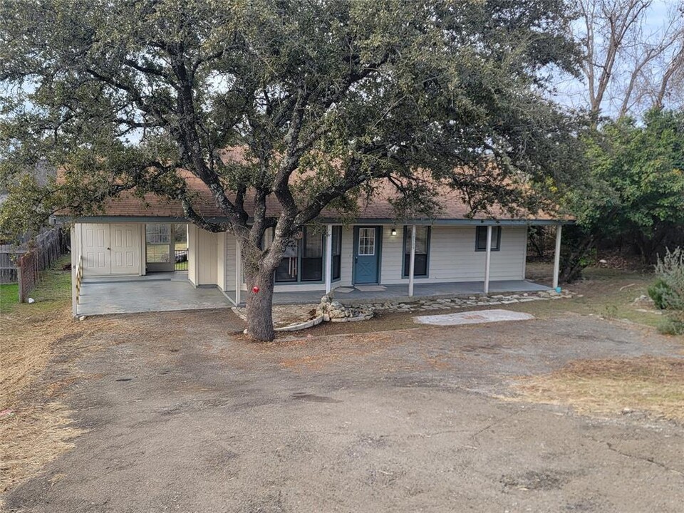 18509 E Lake Terrace Dr in Jonestown, TX - Building Photo