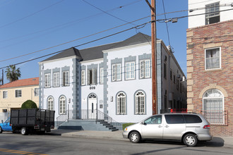 Two Worlds Apartments in Los Angeles, CA - Building Photo - Building Photo