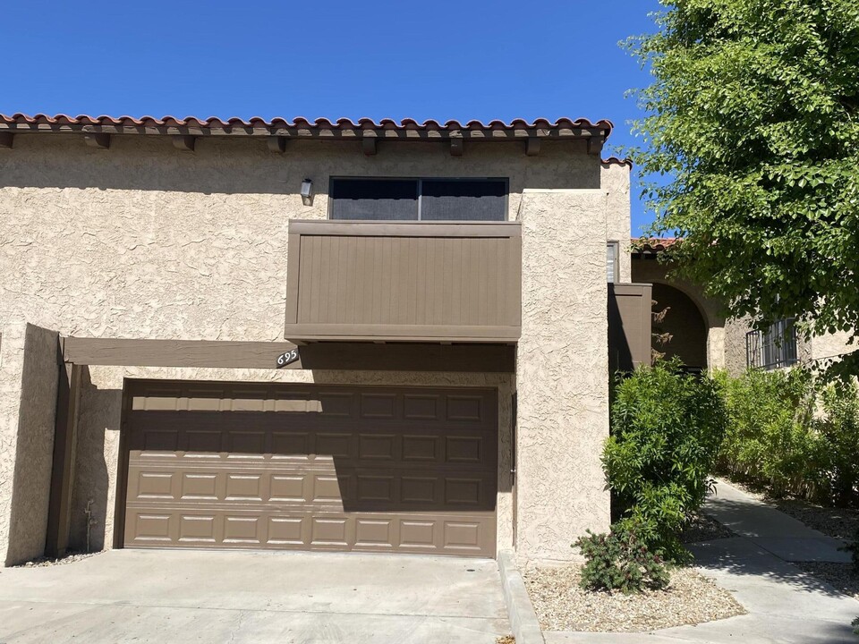 695 S Cll Petunia in Palm Springs, CA - Building Photo