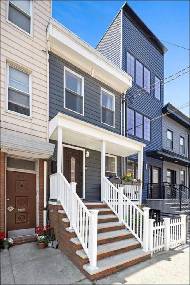 327 7th St in Jersey City, NJ - Building Photo - Building Photo
