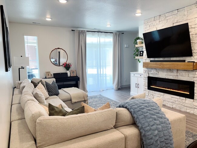 property at 941 E Whistle Dr