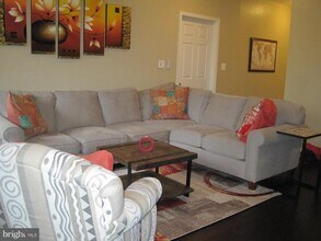 333 Elmcroft Blvd in Rockville, MD - Building Photo - Building Photo