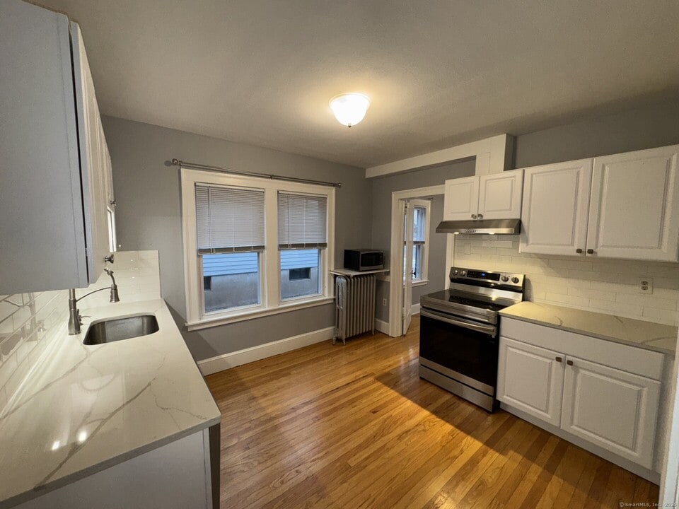 109 Seymour Ave in West Hartford, CT - Building Photo