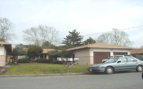 187 Barbara Dr in Santa Rosa, CA - Foto de edificio - Building Photo