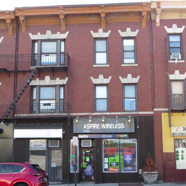 975 McLean Ave-Unit -2-R,2-S,3-R,3-S in Yonkers, NY - Foto de edificio - Building Photo