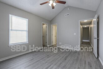 106 NE Dogwood St in Oak Grove, MO - Building Photo - Building Photo