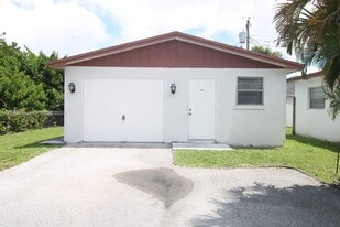 8690 Sunset Dr in Palm Beach Gardens, FL - Building Photo