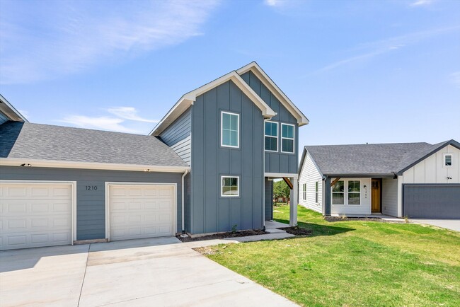 1210 Chestnut Ct in Runaway Bay, TX - Building Photo - Building Photo