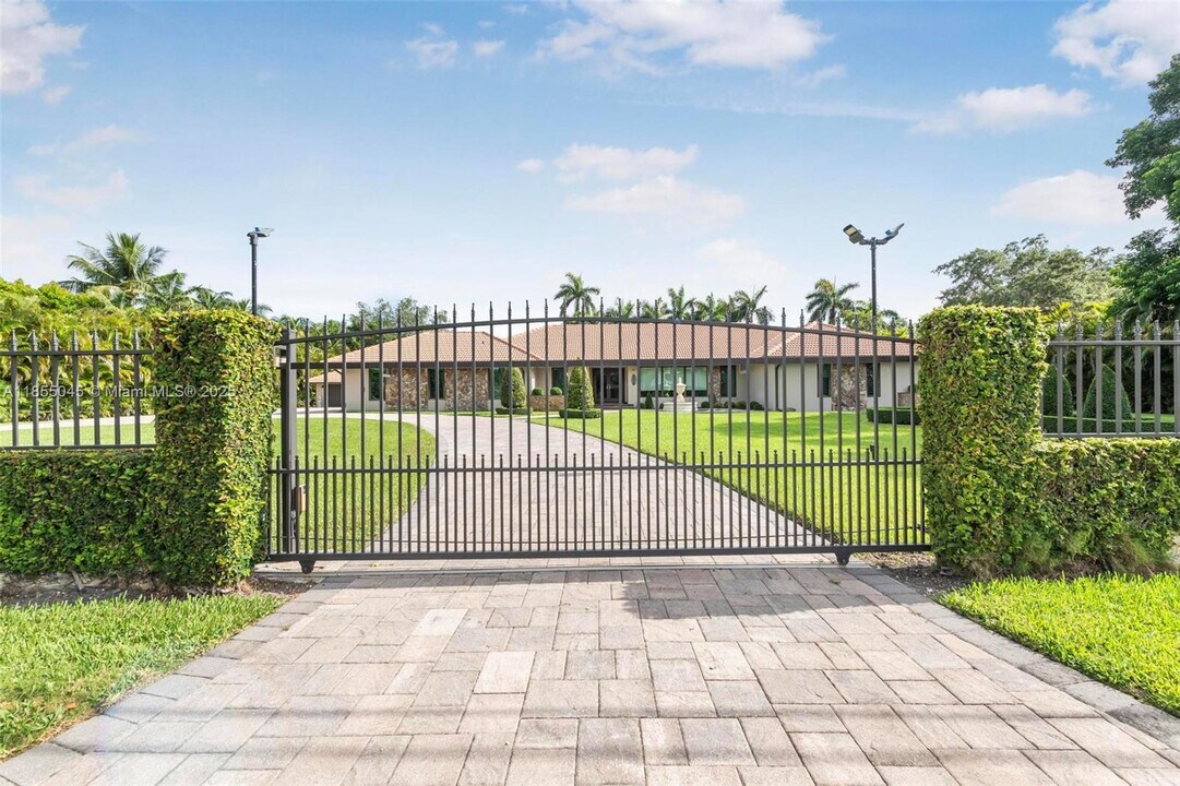 9255 SW 108th St in Miami, FL - Building Photo