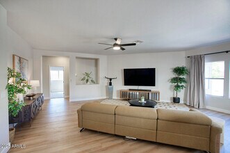 1302 E Milada Dr in Phoenix, AZ - Foto de edificio - Building Photo