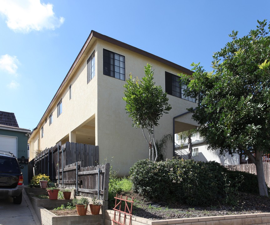 4345 Mentone St in San Diego, CA - Building Photo