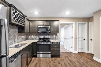 522 N Foxridge Dr in Raymore, MO - Building Photo - Building Photo