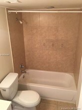 496 NW 165th St-Unit -D-616 in Miami, FL - Building Photo - Building Photo