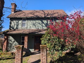 141 Cedar St in Rogue River, OR - Building Photo