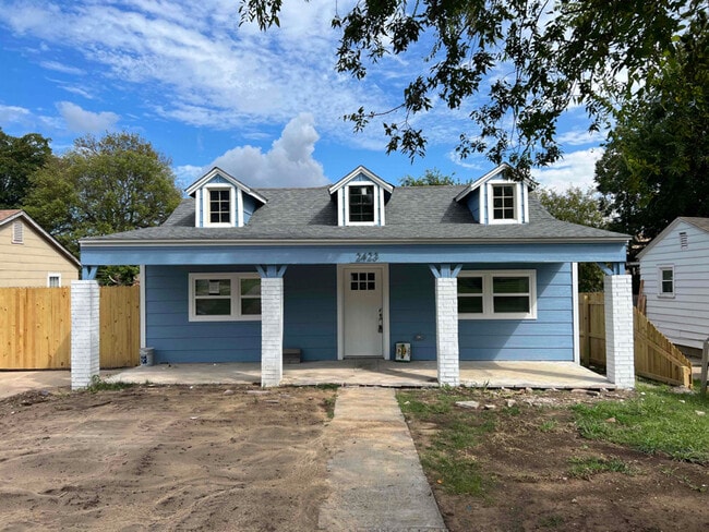 property at 2423 N Quincy Ave