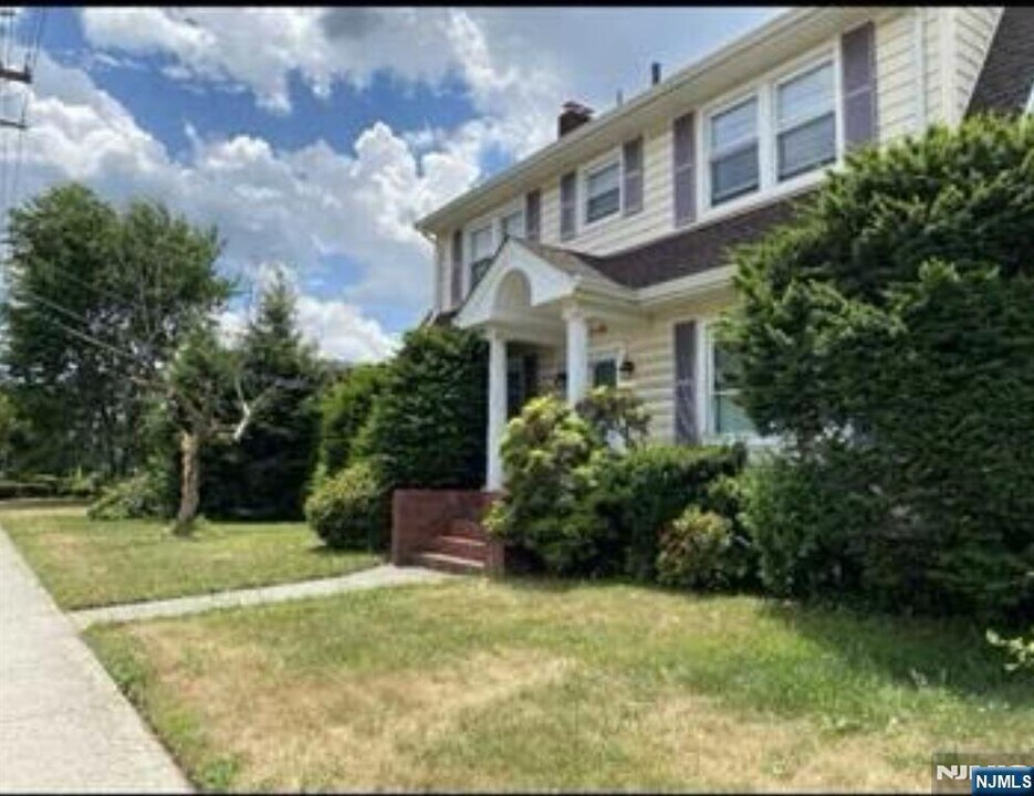 9 River Dr in Fair Lawn, NJ - Building Photo