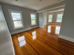 72 Forest St in Attleboro, MA - Foto de edificio - Building Photo