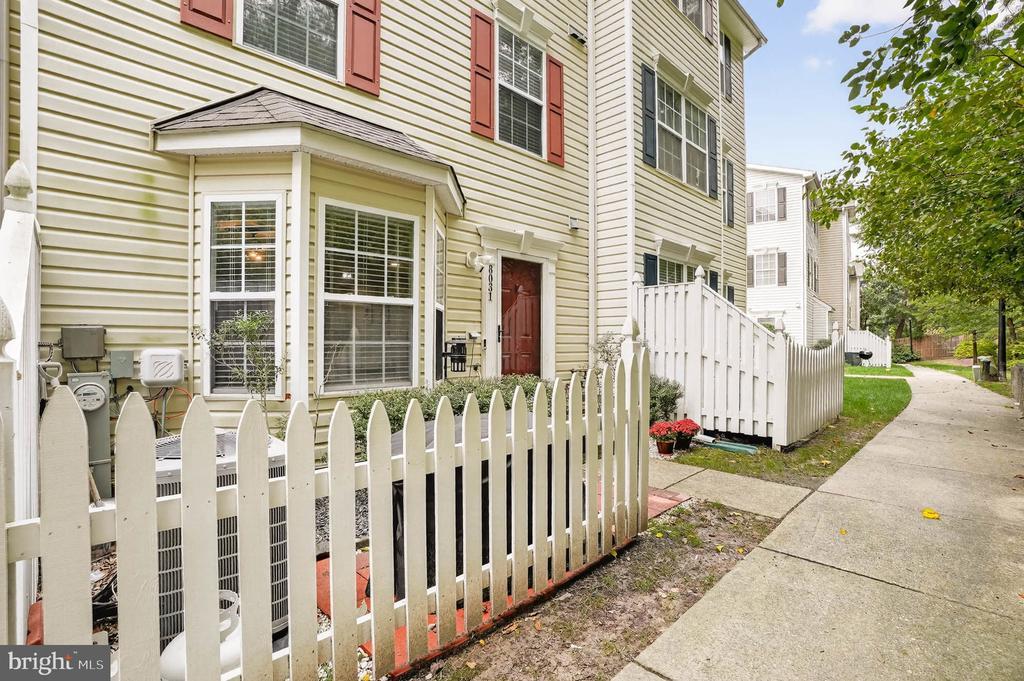 8031 Brookstone Ct in Severn, MD - Building Photo
