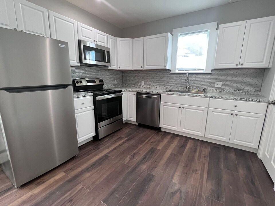 283 E High St in Manchester, NH - Building Photo