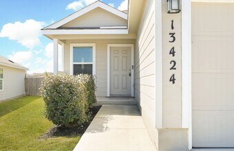 13424 Homestead Wy in San Antonio, TX - Building Photo - Building Photo