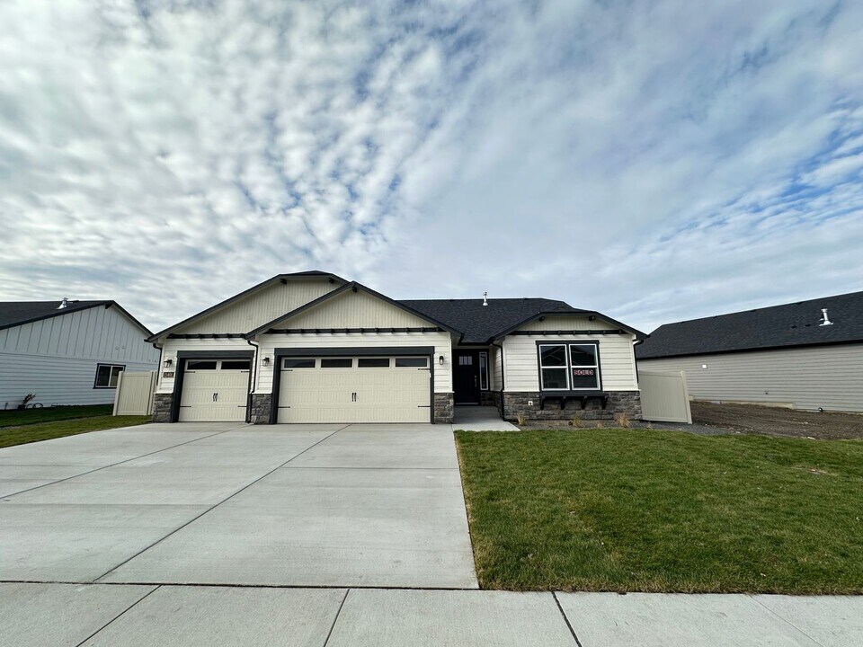 13401 N Apex Way in Hayden, ID - Building Photo