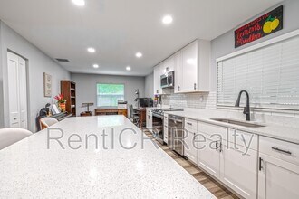 3101 Carriage Dr in Palm Harbor, FL - Building Photo - Building Photo