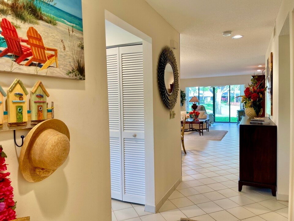 24 Stratford Dr E in Boynton Beach, FL - Building Photo