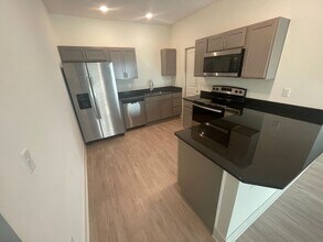 1602-1604 S Hickory Crk St in Wichita, KS - Building Photo - Building Photo