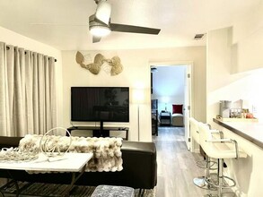 2023 N Vía Miraleste in Palm Springs, CA - Building Photo - Building Photo