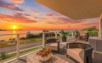 1020 Sunset Point Rd in Clearwater, FL - Building Photo