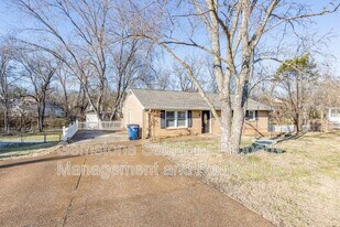 111 Daniels Dr in Franklin, TN - Building Photo