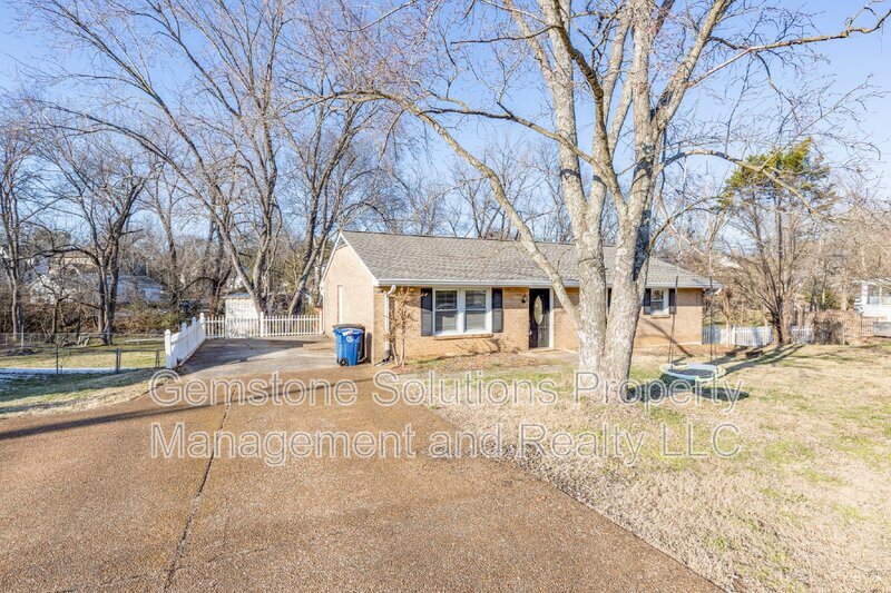111 Daniels Dr in Franklin, TN - Building Photo
