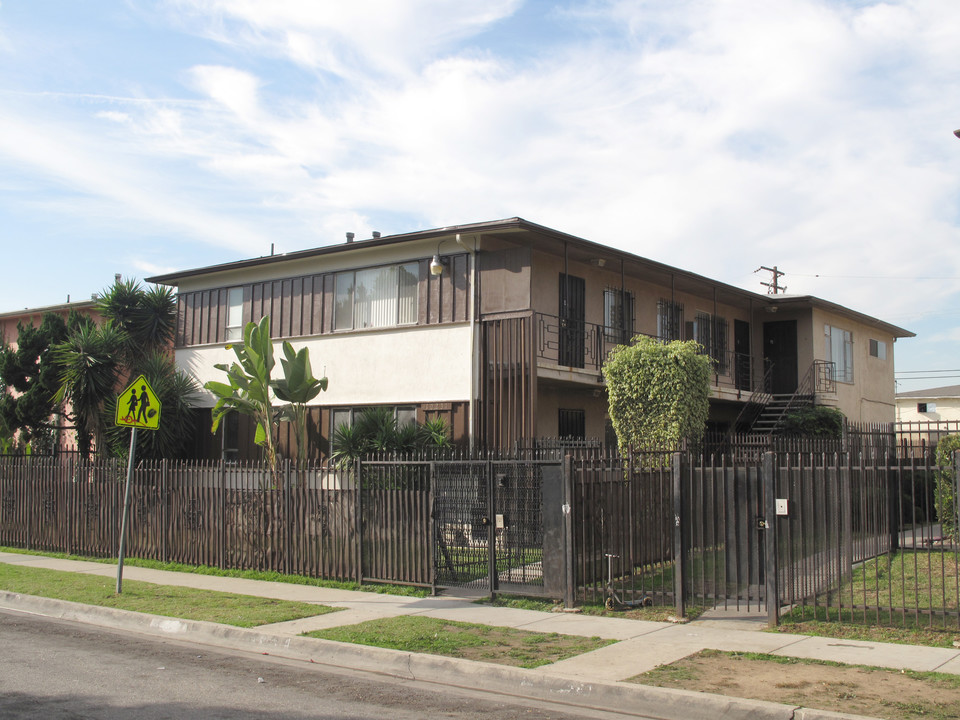 10231 S 10th Ave in Inglewood, CA - Building Photo