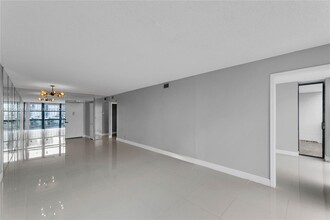 1000 Parkview Dr in Hallandale Beach, FL - Building Photo - Building Photo