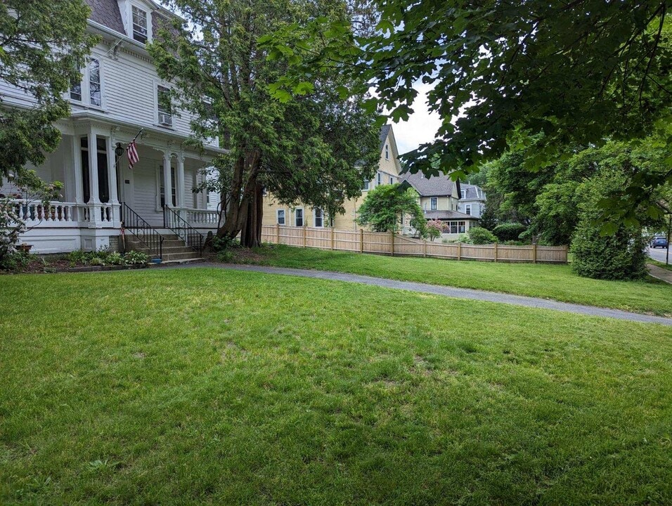 219 Washington St, Unit 1 in Winchester, MA - Building Photo