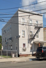 31 Robert St in Paterson, NJ - Foto de edificio - Building Photo