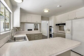 3333 Countryside Dr in San Mateo, CA - Building Photo - Building Photo